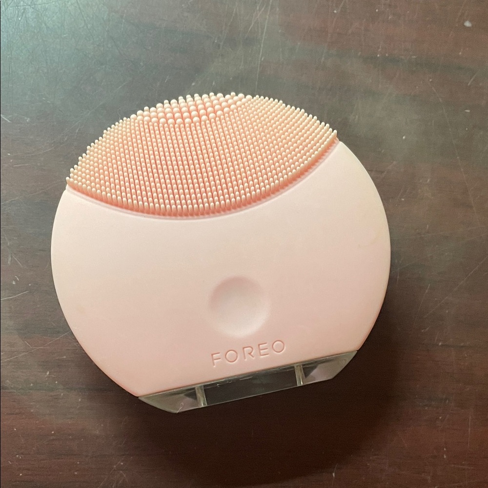 FOREO Soft Pink Cleansing Device